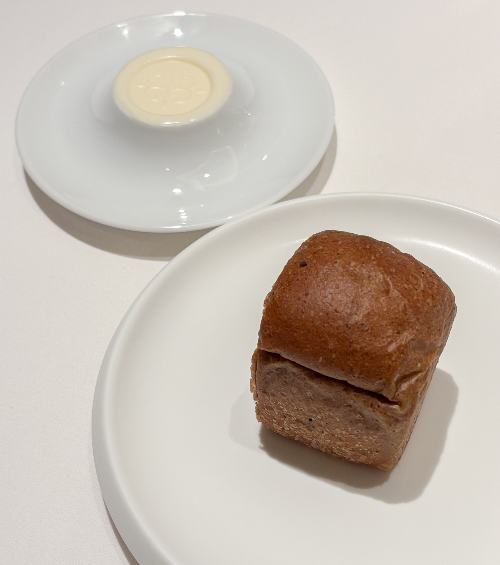 香ばしく焼き上げたパンと、店のロゴを刻んだバター。何気ない一品までていねいにつくられている