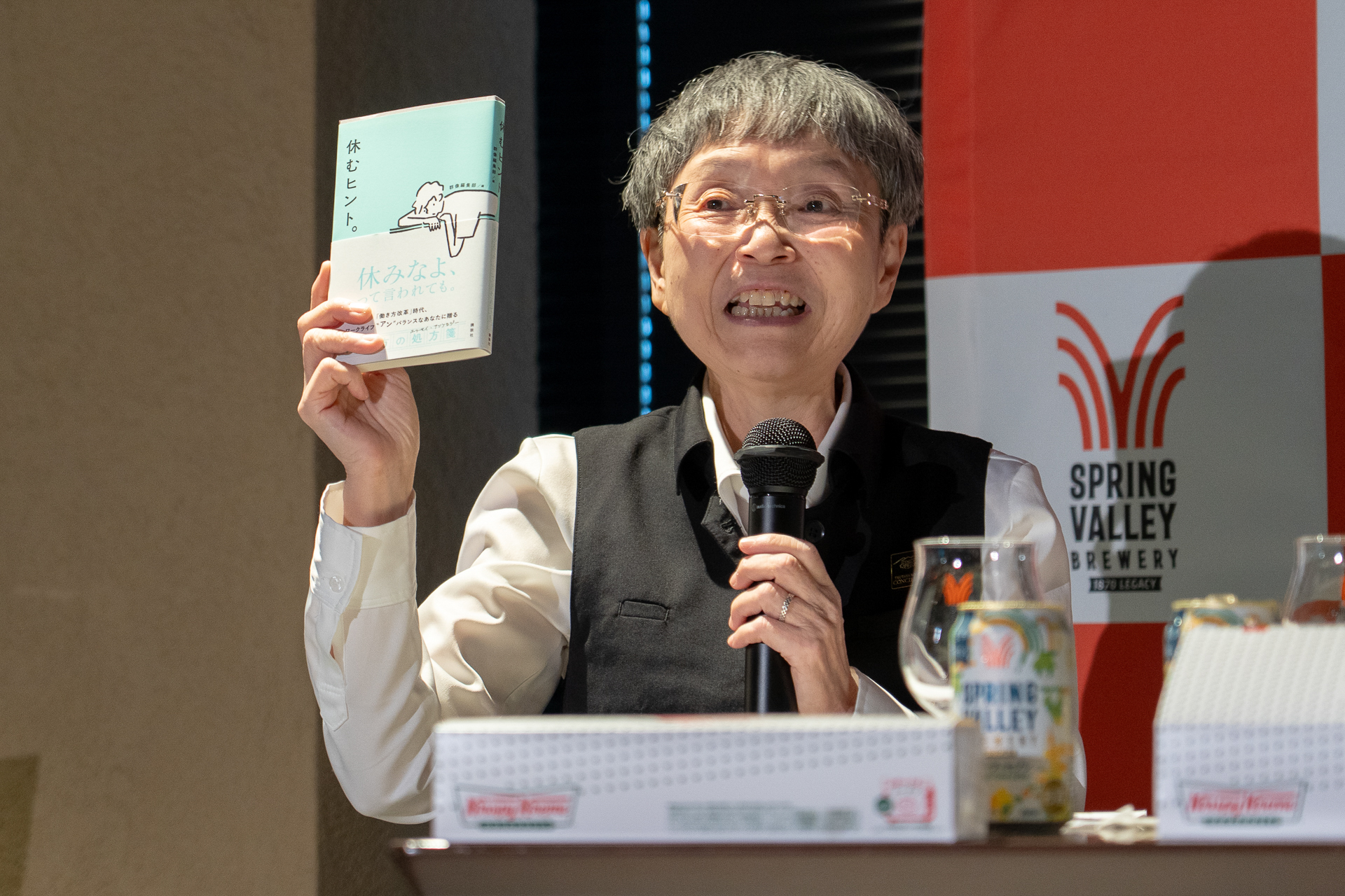 代官山 蔦屋書店 文学コンシェルジュの間室道子氏は本施策に合う一冊として、講談社から刊行されているエッセイ集「休むヒント。」を紹介