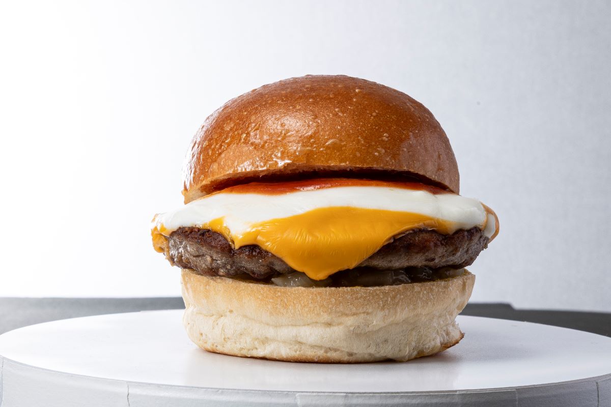 「MOSHチーズバーガー」（980円）