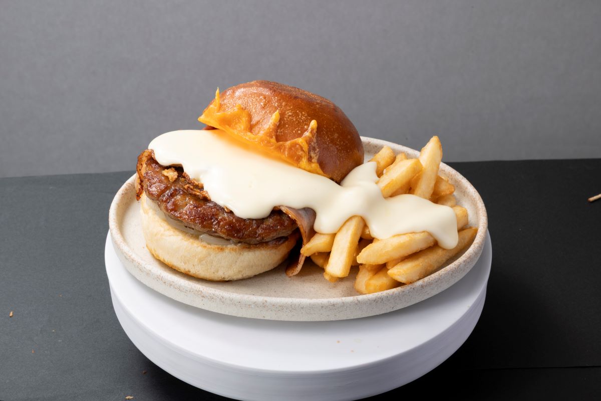 「夜の背徳チーズバーガー」（1680円）