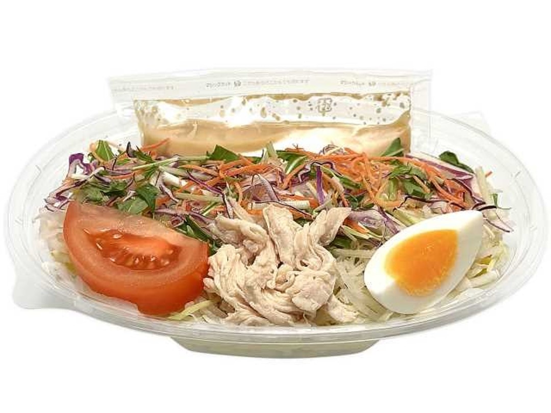 蒸し鶏と半熟玉子を焙煎胡麻ドレッシングで食べる定番の「北海道名物 ラーメンサラダ 蒸し鶏と半熟玉子」（368円・税別）