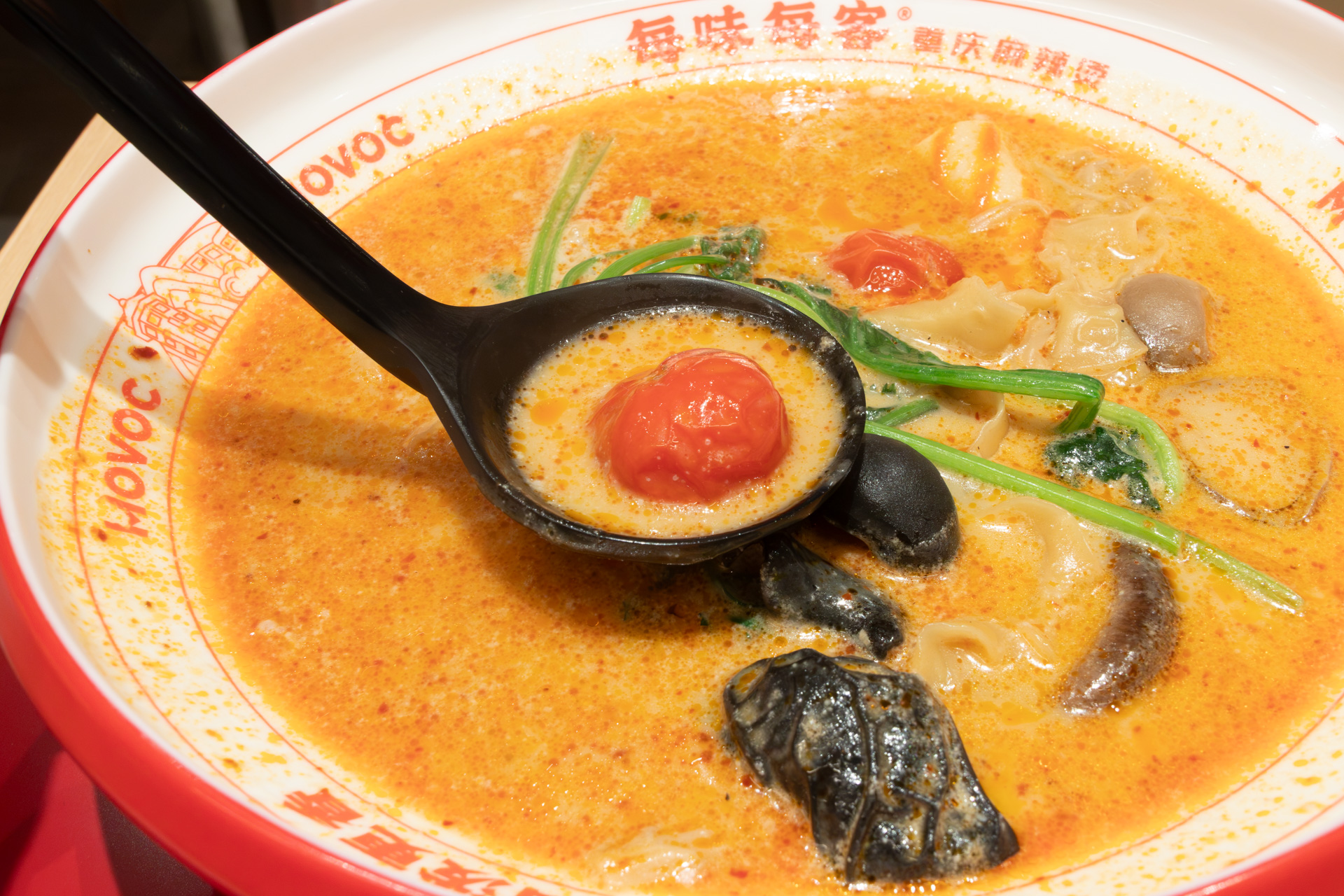 お玉でスープもいただきながら楽しむ