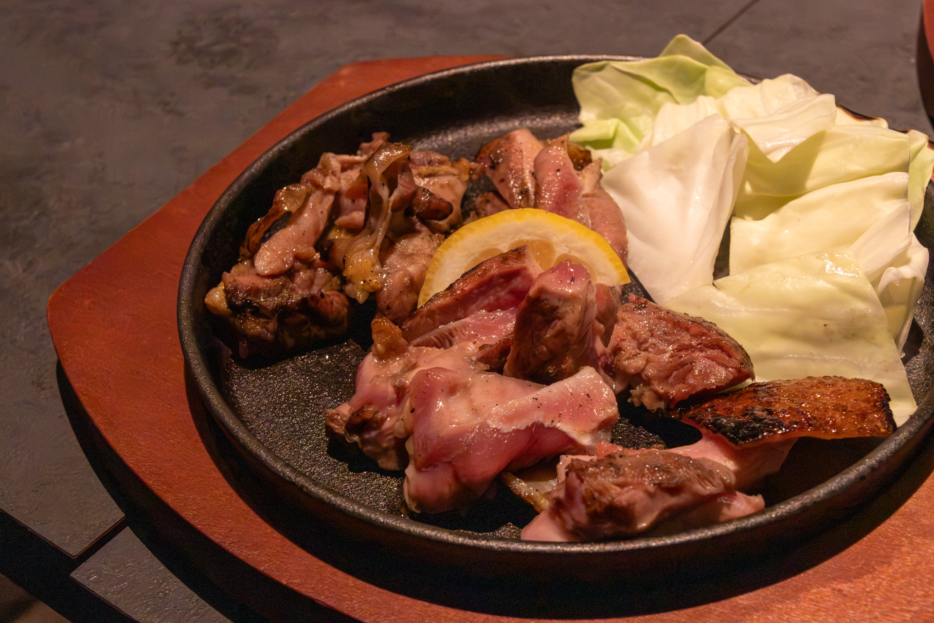 撮影用に用意していただいた調理例。手前が若鶏を使った「地頭鶏ももやき」、奥が親鶏を使った「元祖もも焼き」。若鶏は柔らかさとジューシーな肉質、親鶏は歯ごたえと深い旨みという違いがある