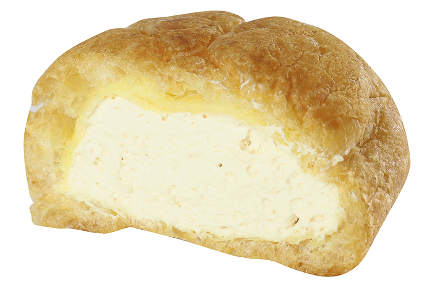 ふんわりと焼き上げたシュー生地に、プリン風味のクリームを詰めている