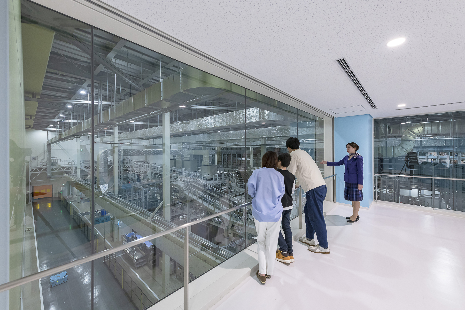 普段は見られない製造ラインを間近に見学できる