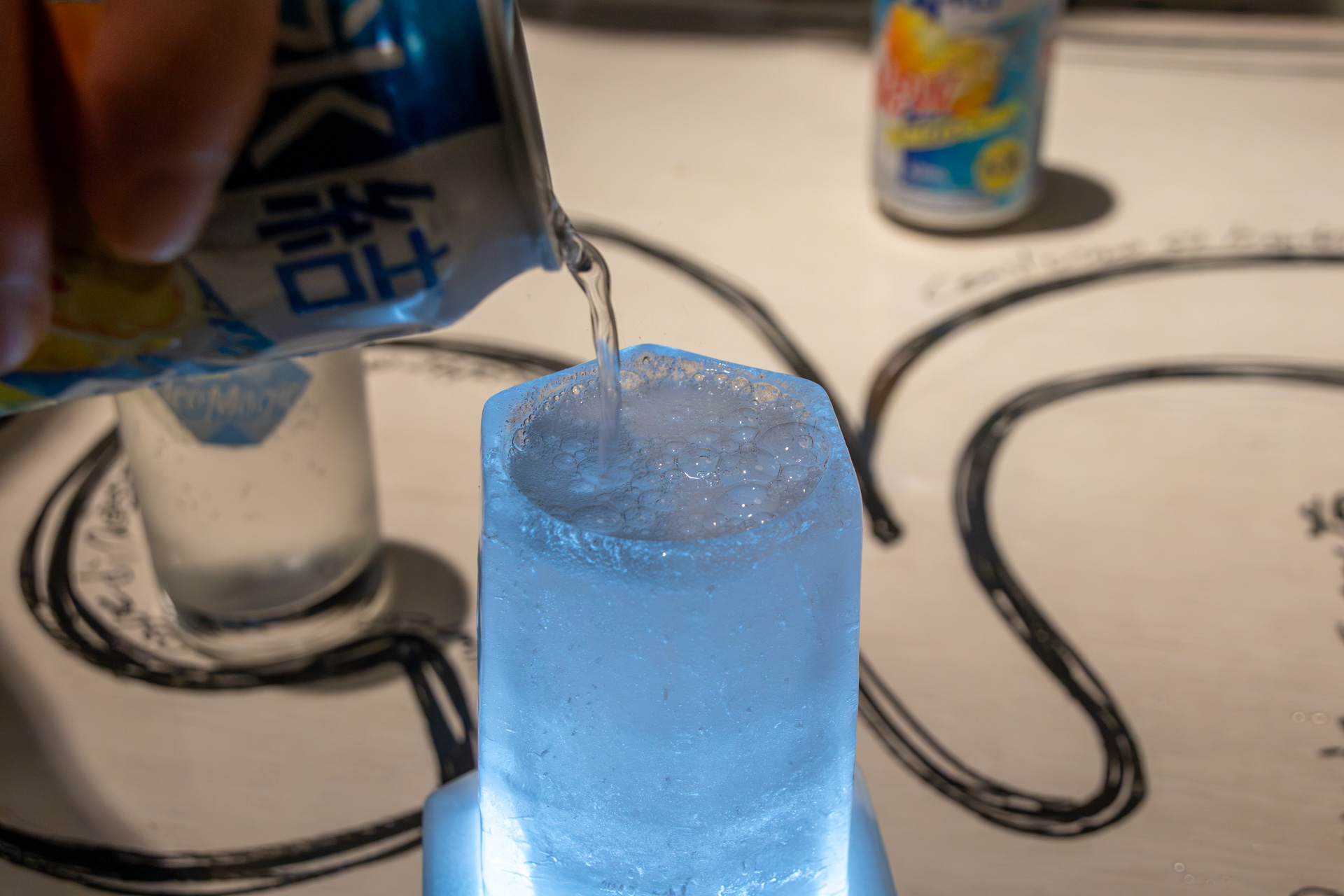 「Ice Magic Glass〈−18℃〉」を体験している様子。下からライトアップされているので美しい