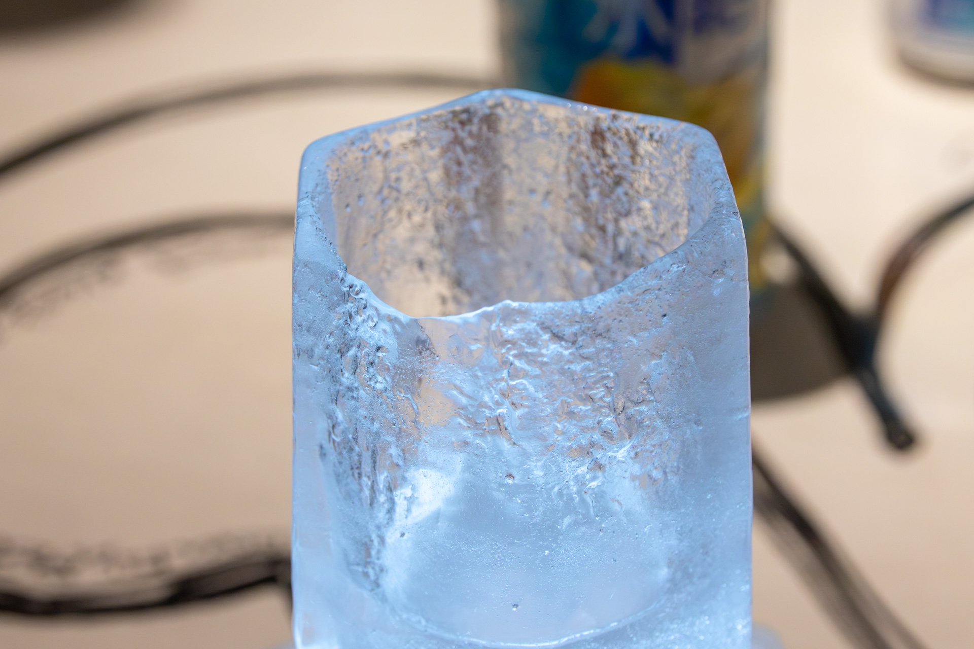 すべて氷でできているので、口を付けた部分が溶けているのが分かる