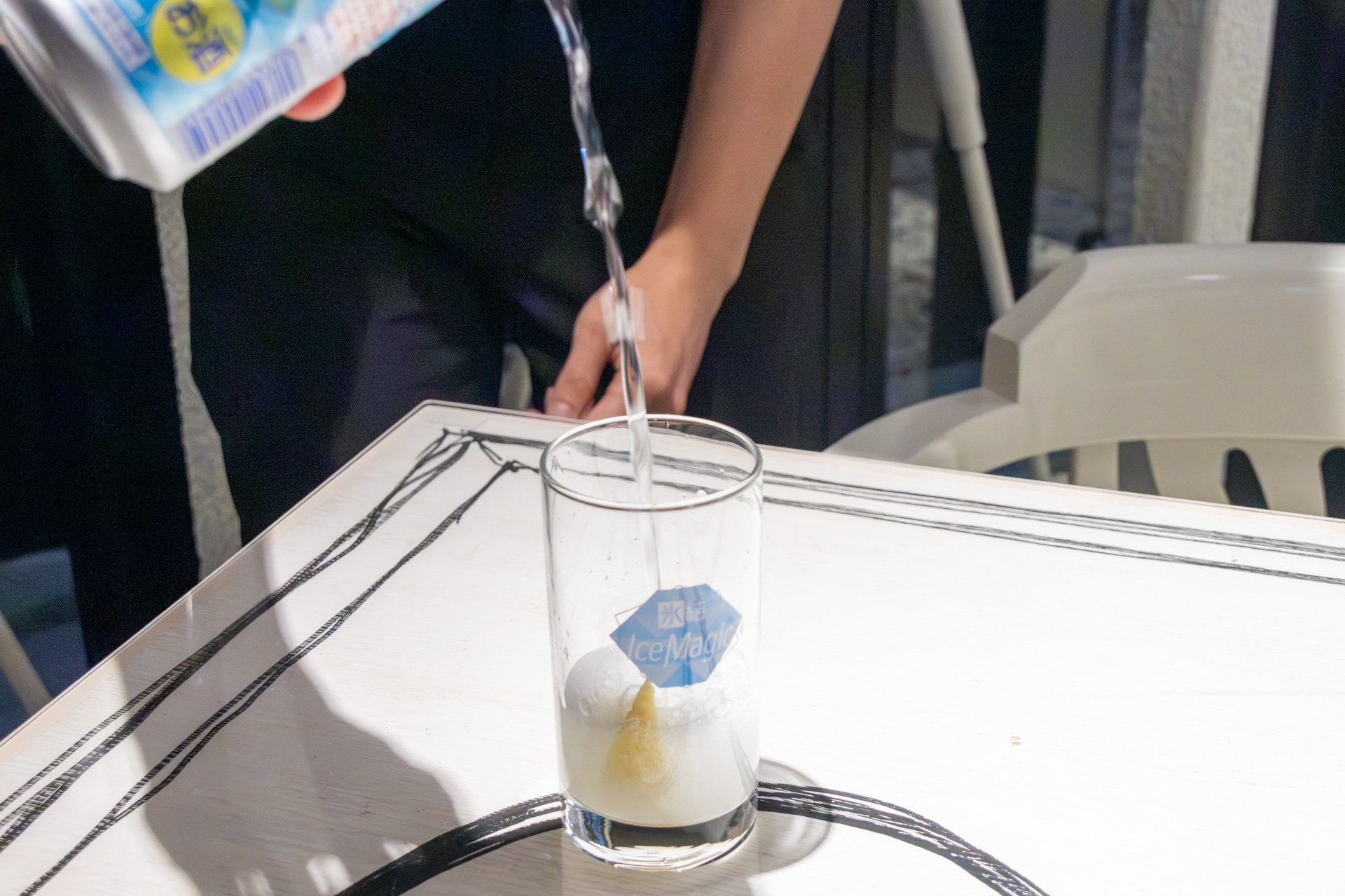 「Ice Magic Slurry〈−5℃〉」は衝撃を与えるのがポイントなので、高い位置からサーブする