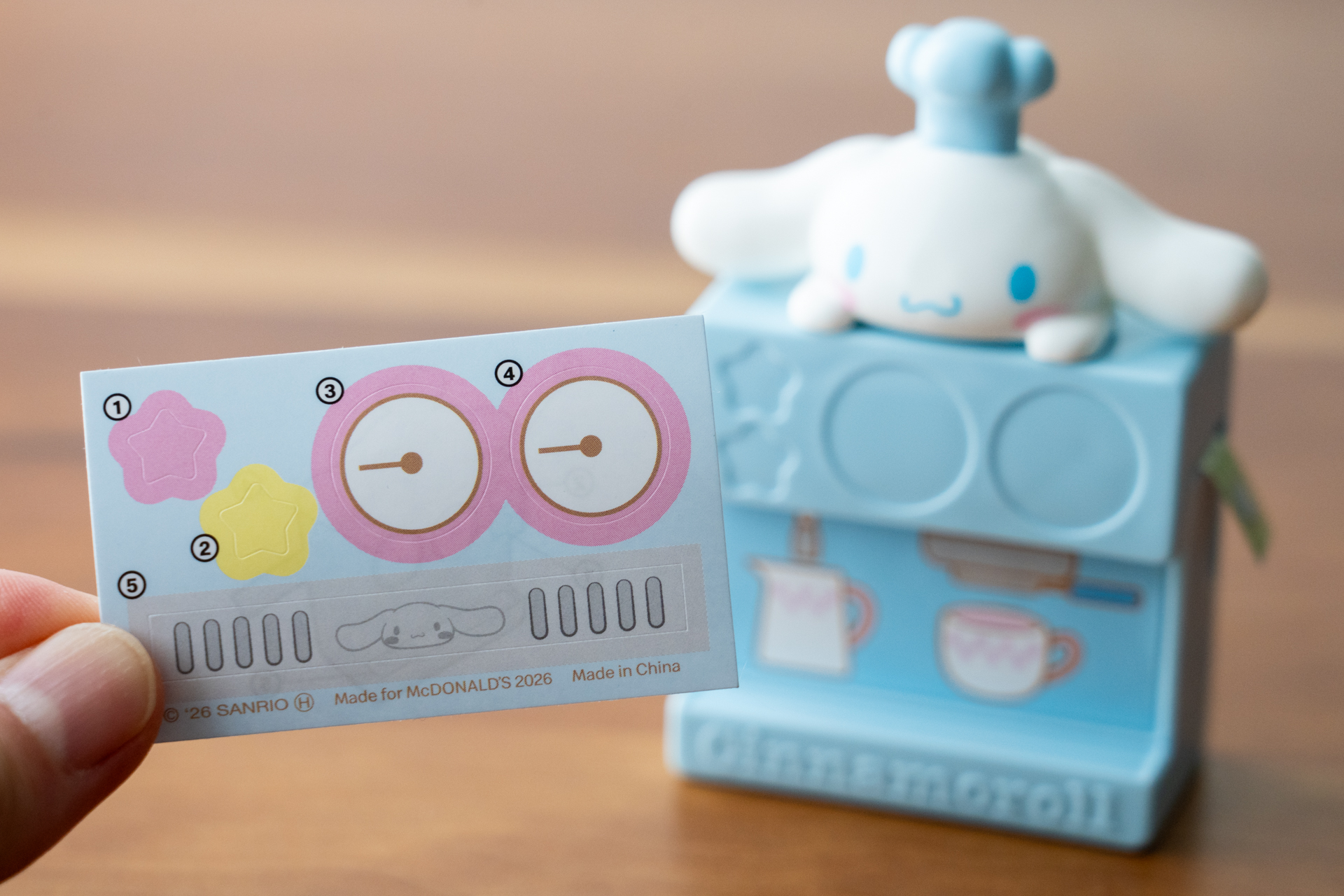 シール付き。指定された場所に貼ろう