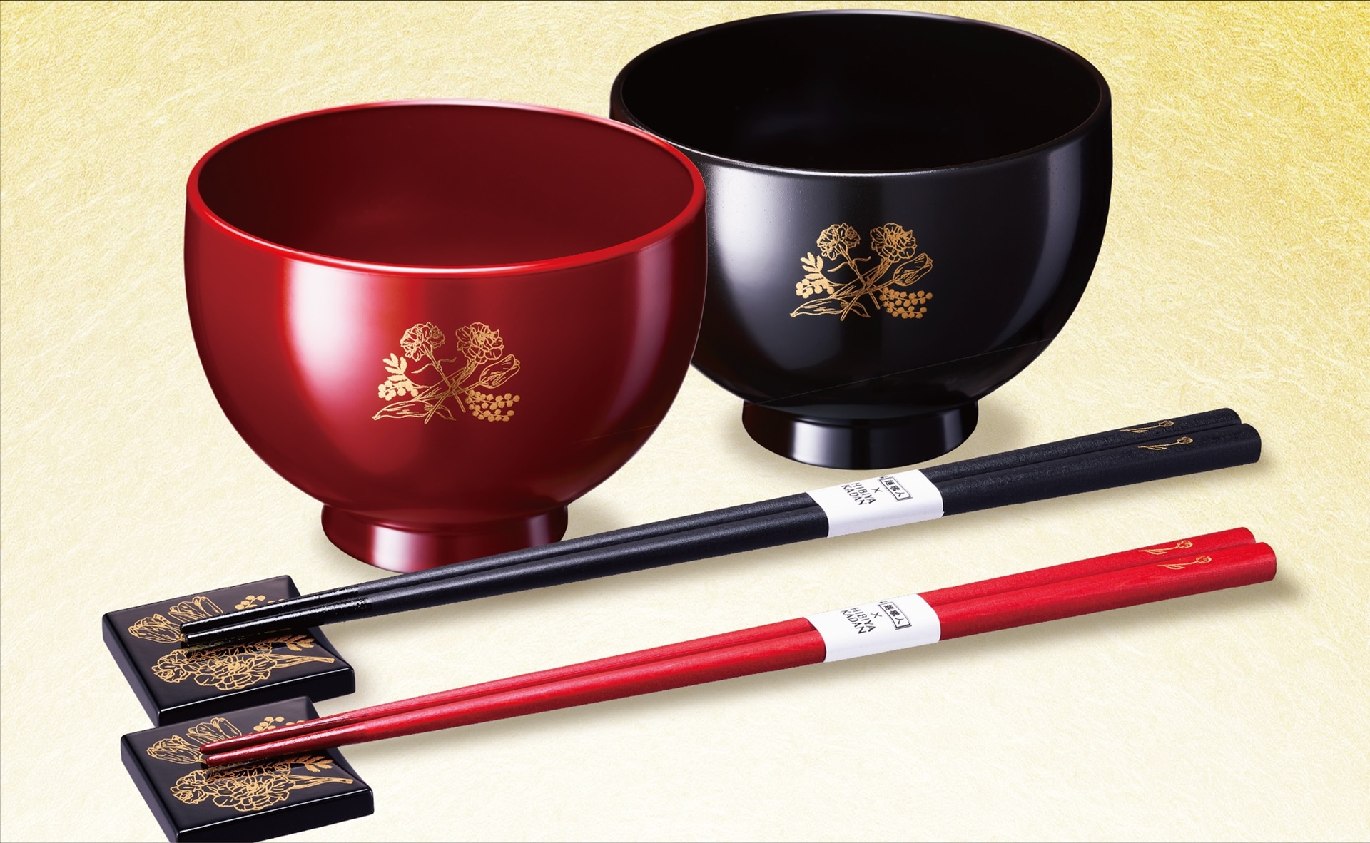 石川県の伝統工芸品「山中塗」のペア茶碗と箸置き、福井県の伝統工芸品「若狭塗」の箸のセット