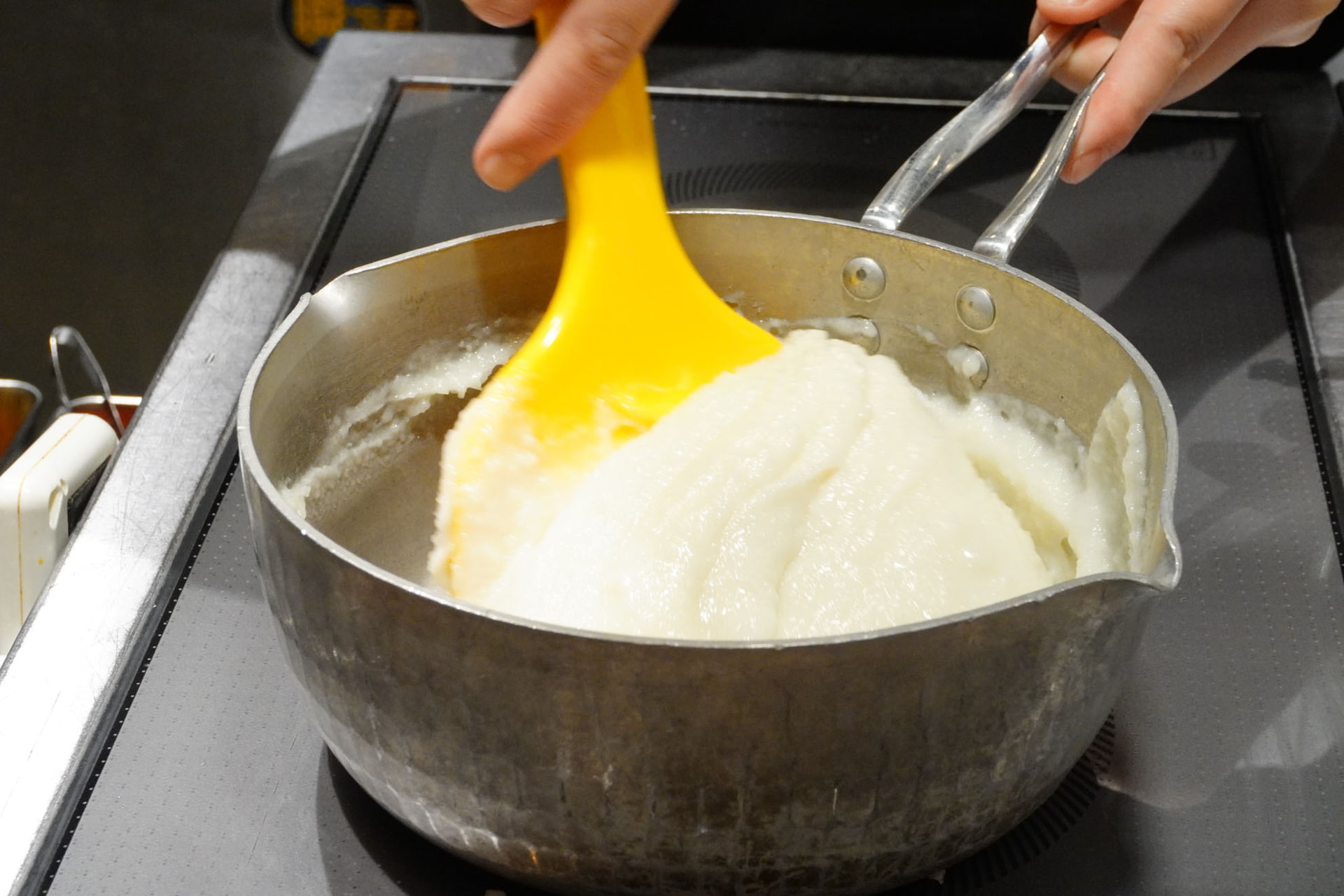 うどんプリンの生地を火にかけて練る