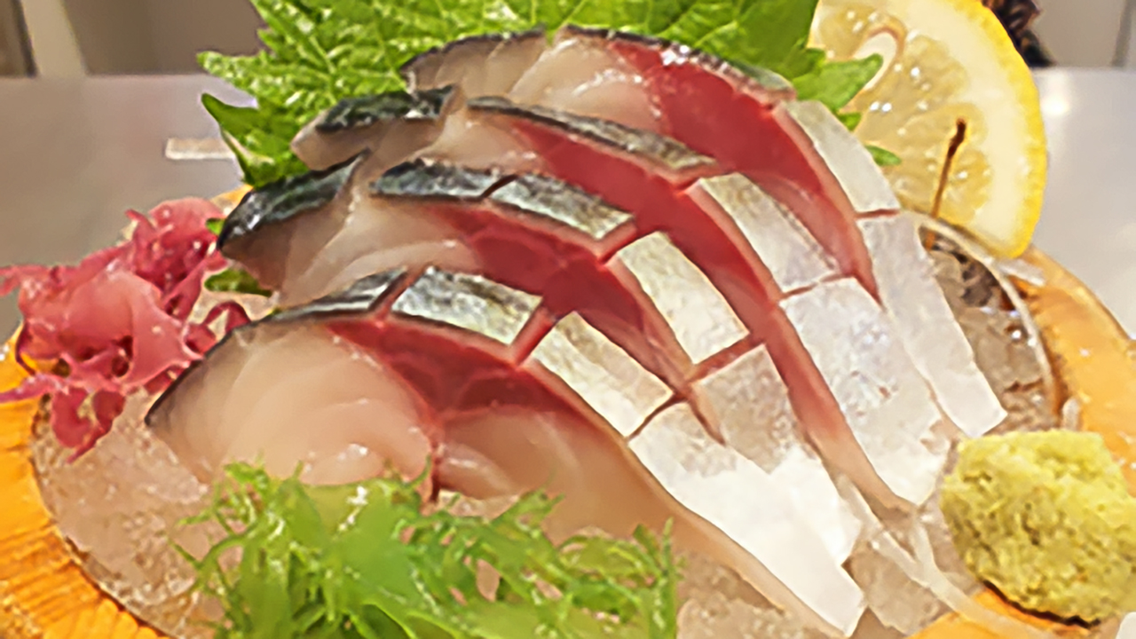 「九州産 活〆とろさば刺身」（768円）