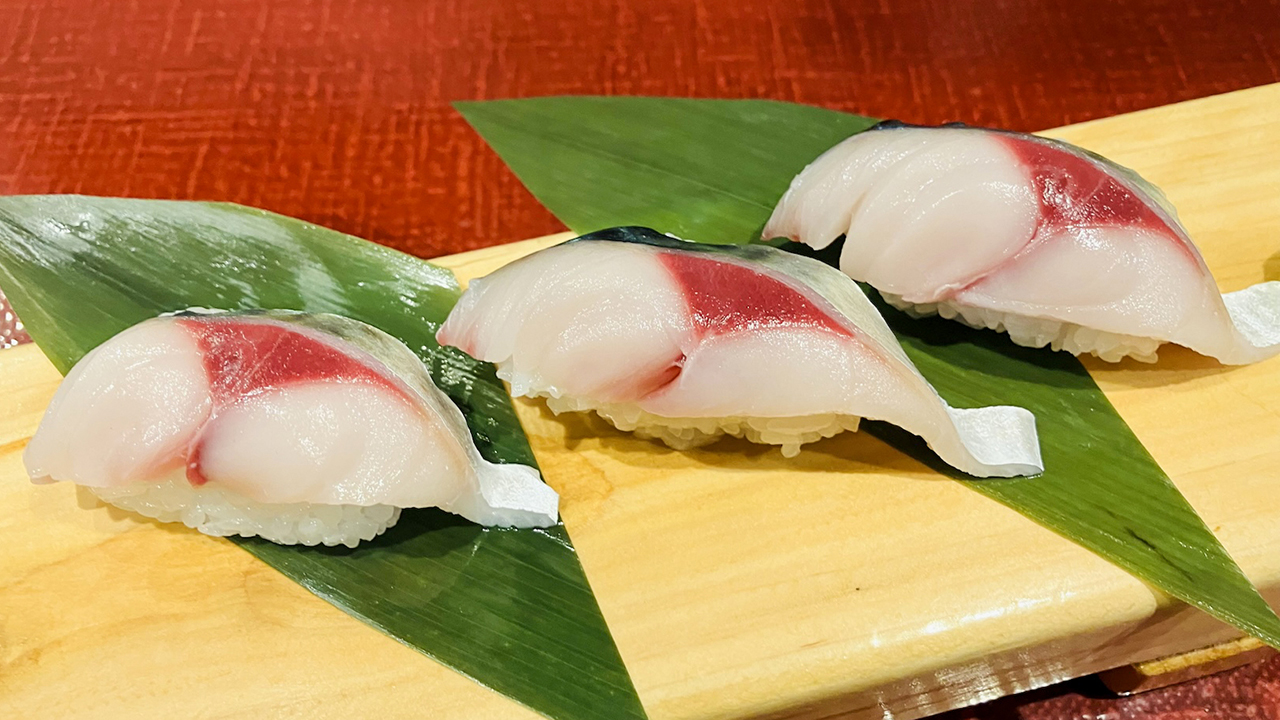 「活け〆とろさば握り三貫盛り」（658円）