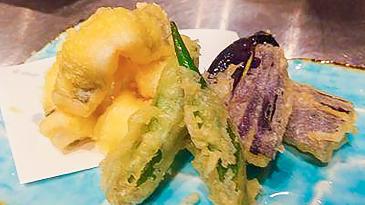 「活け〆穴子と夏野菜天ぷら～茄子・オクラ」（878円）