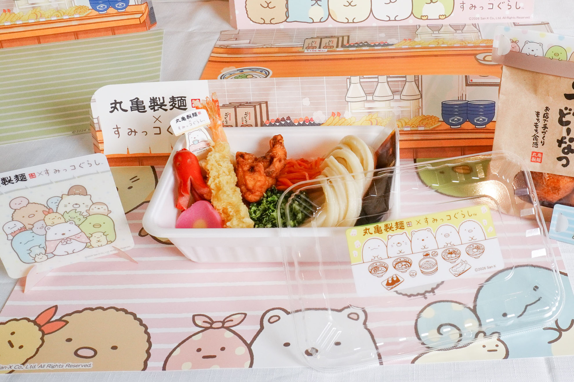 オリジナル立体ランチョンマットとピック付きの「まるっとワクワクうどんBOX」