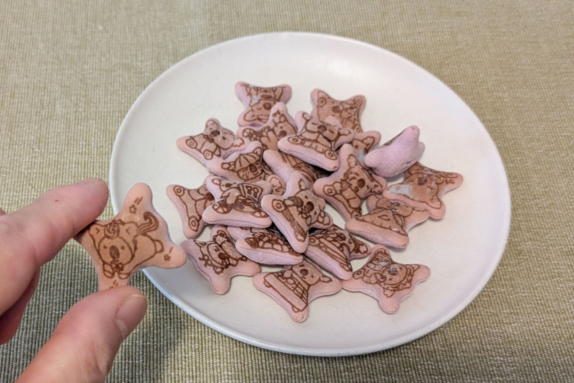 ビスケットがピンク色