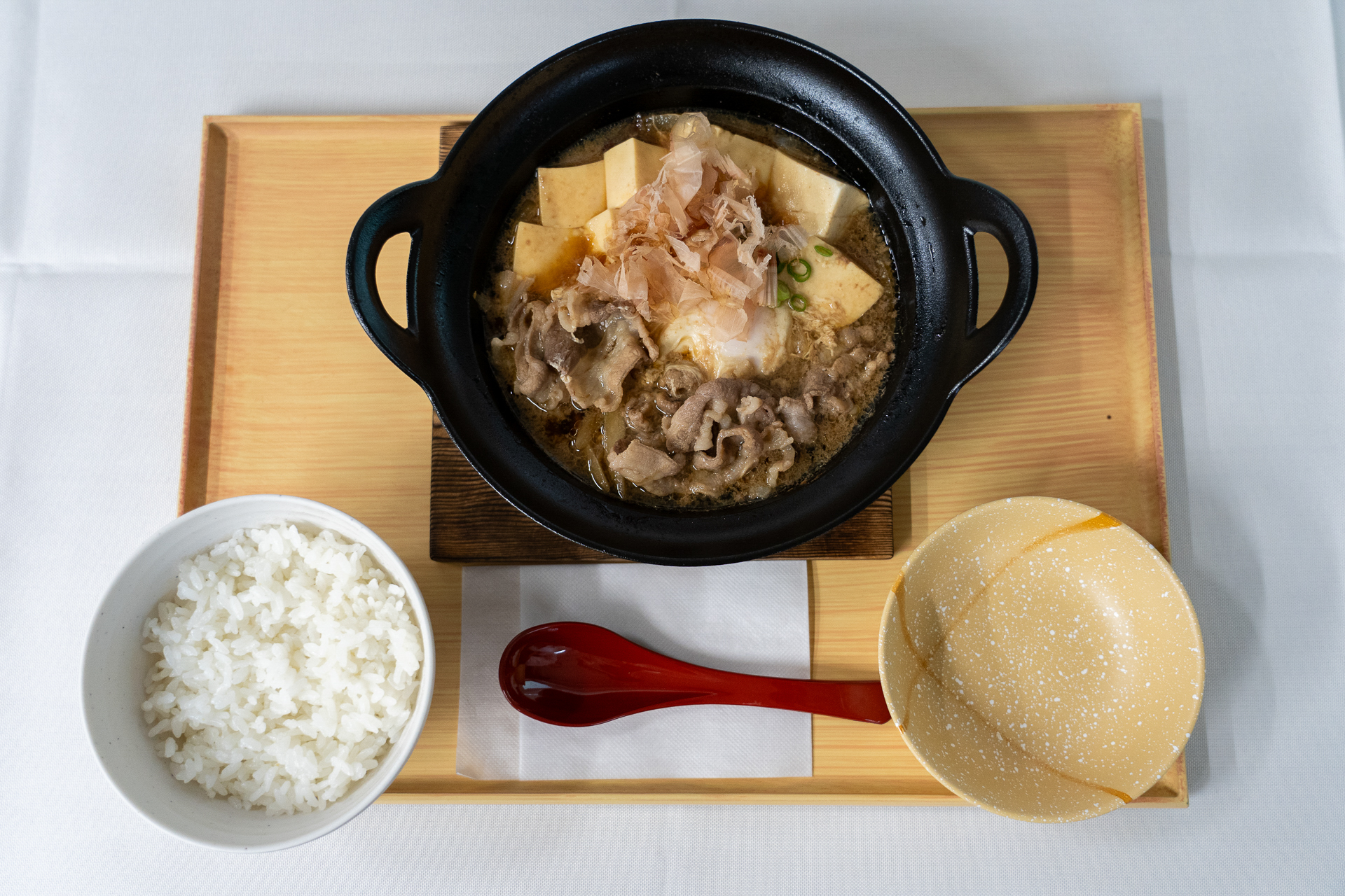 「～だし香る～牛肉豆腐定食」990円。食べる前から上品なだしの香りが！