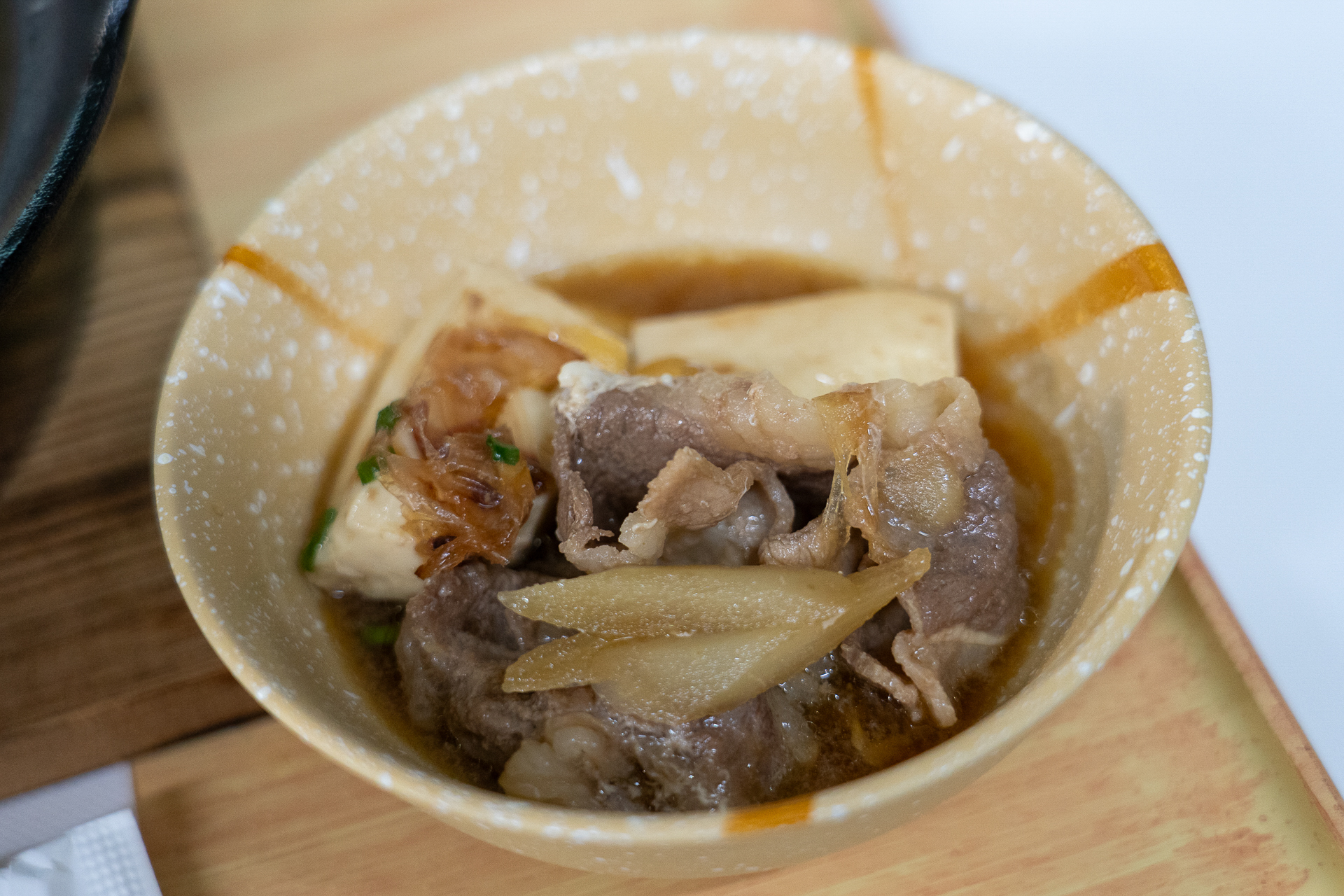具材は牛肉、豆腐のほかにごぼうや玉ねぎも使用。冷房などで冷えがちな夏の身体に優しいメニューだ