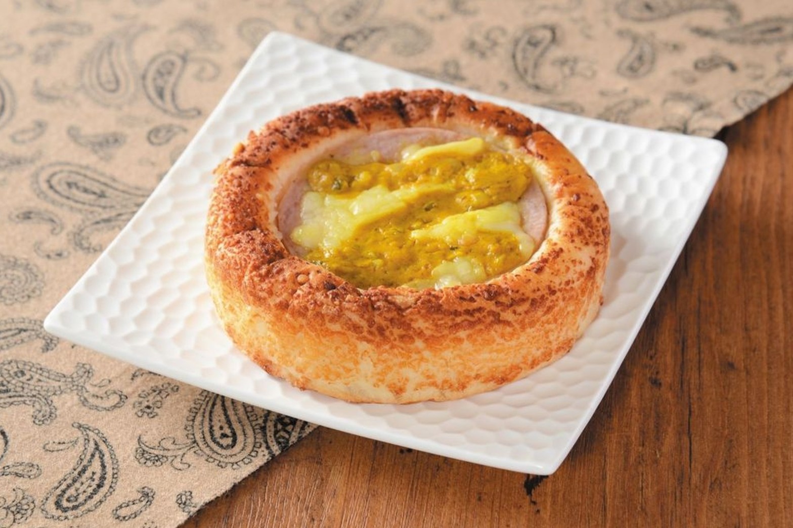 チーズとカレーのボロニアソーセージパン