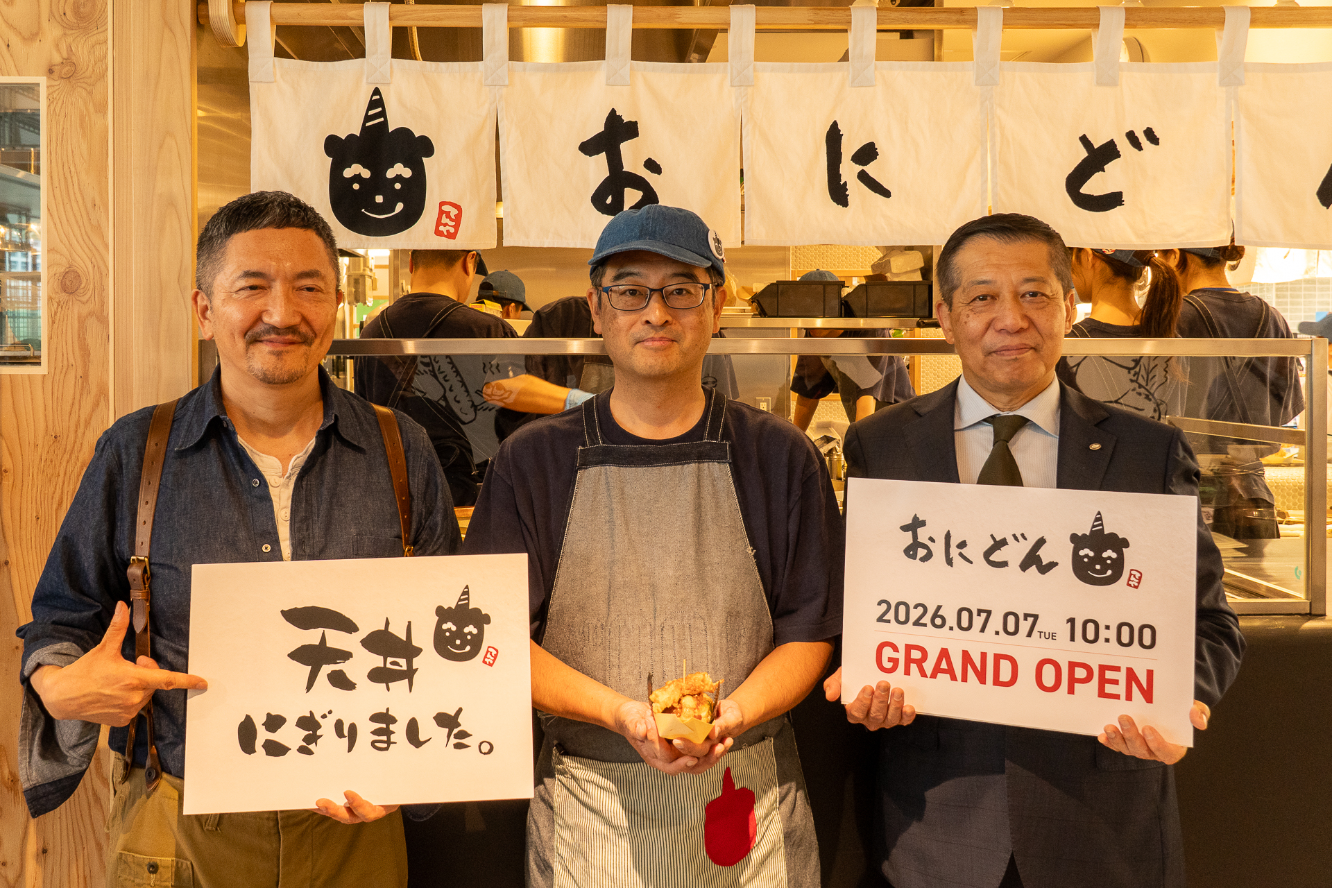 登壇したブルース＆ブラザーズのブルース佐藤氏（左）、ロイヤルホールディングスの山崎氏（中央）、佐々木氏（右）