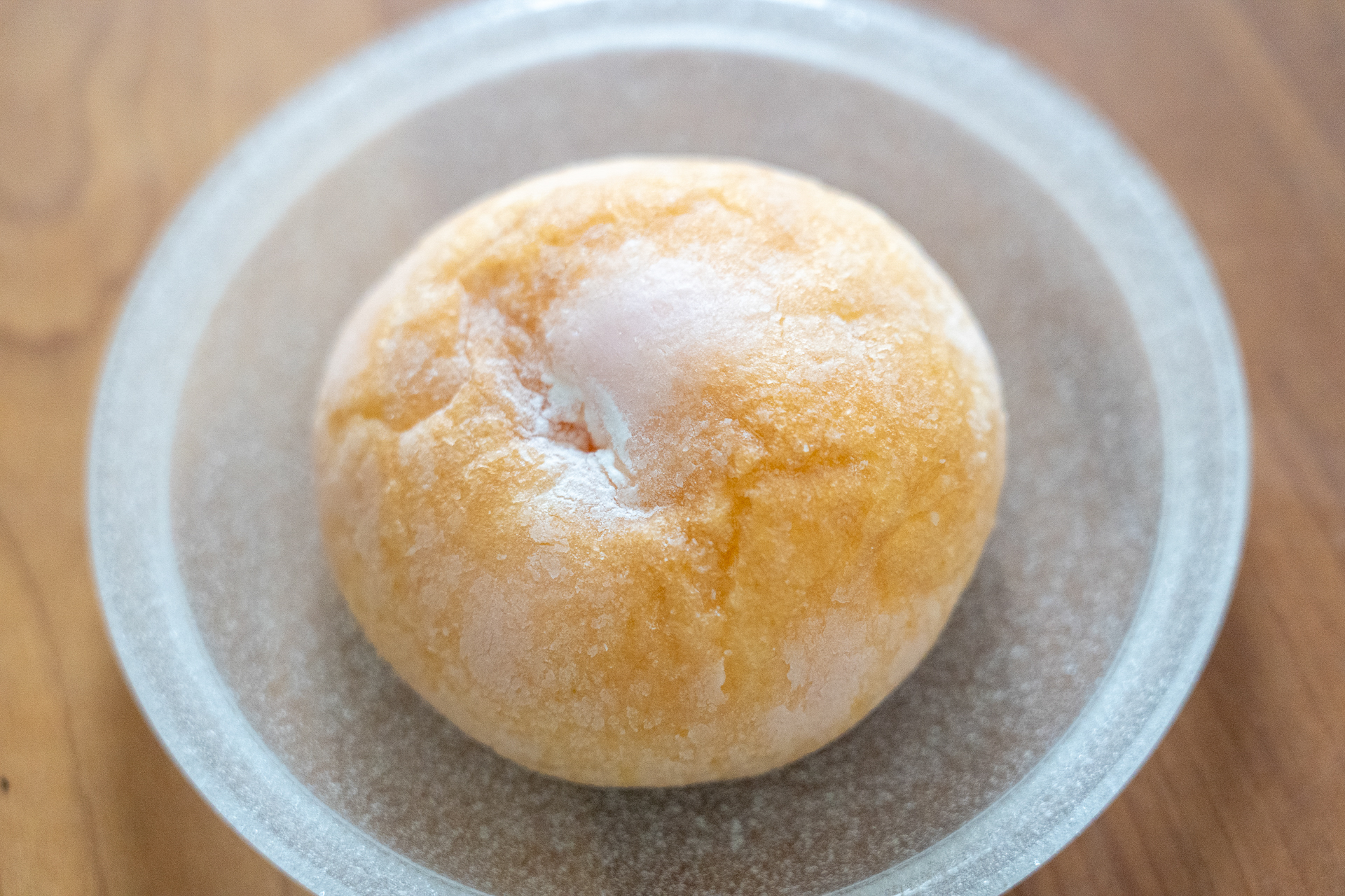桃のような薄いピンク色のしっとりシュー
