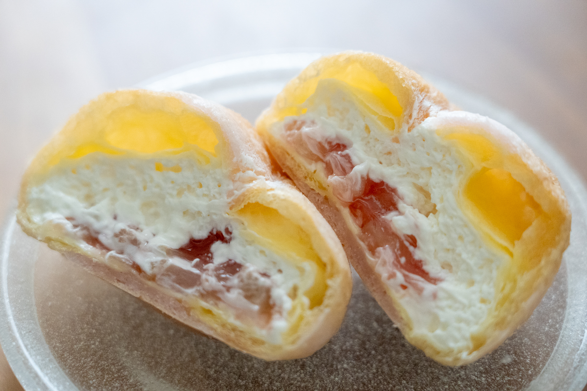 下層にピンク色の桃果肉ソース。上のミルククリームとの美しい2層仕立て