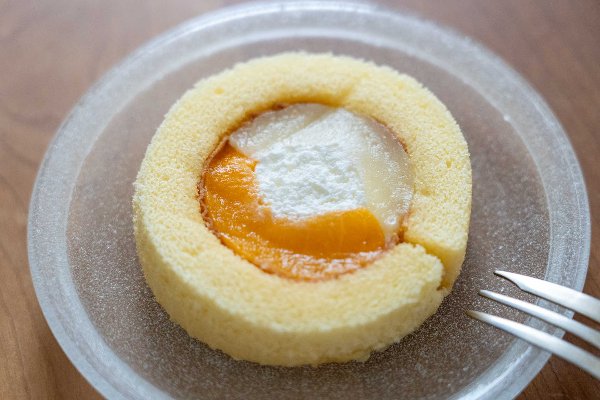 白桃と黄桃がハーフ＆ハーフ。見た目も一気に華やかな夏限定のロールケーキです