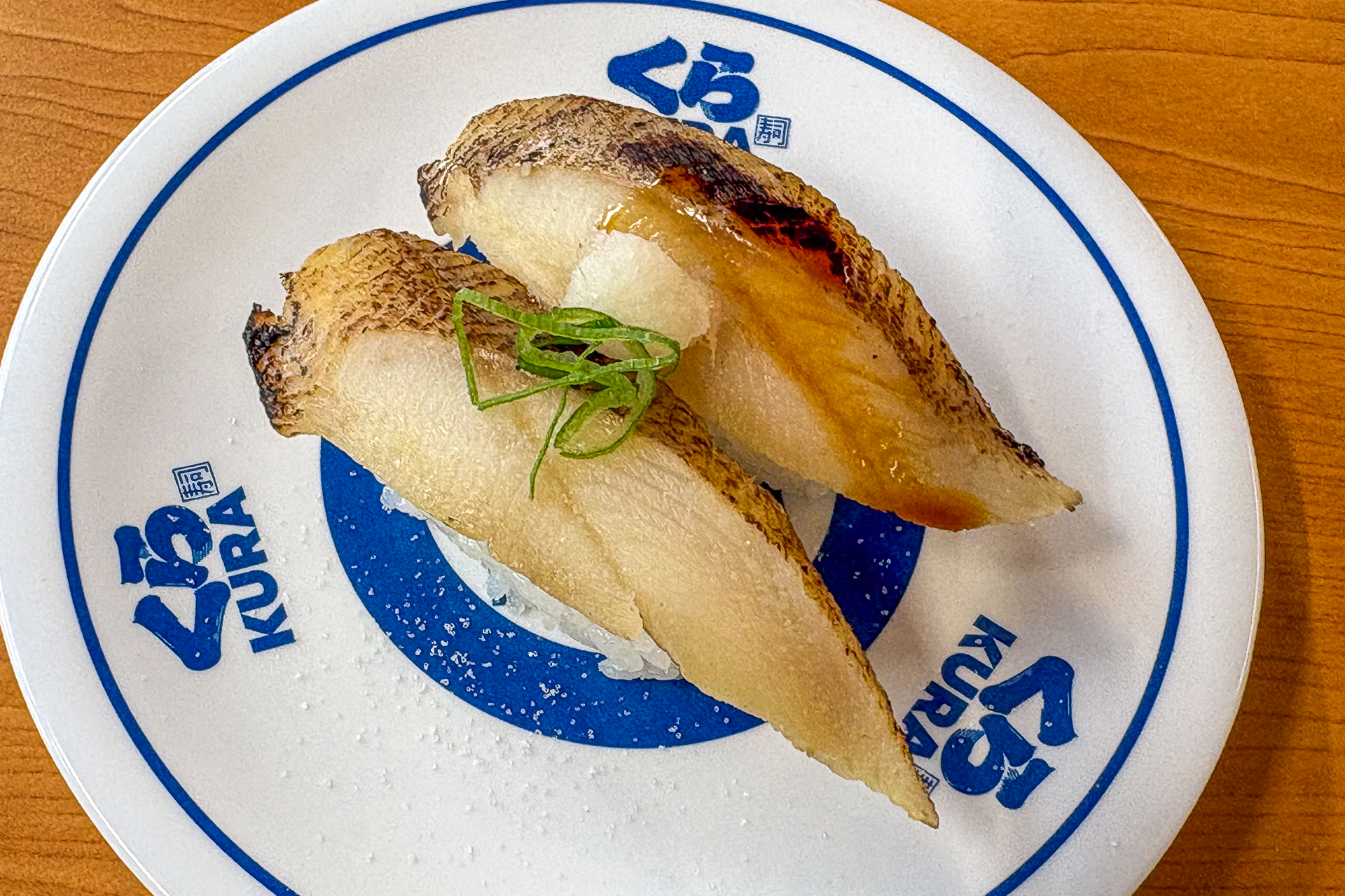 1貫は塩、もう1貫は醤油をつけて味わってみた