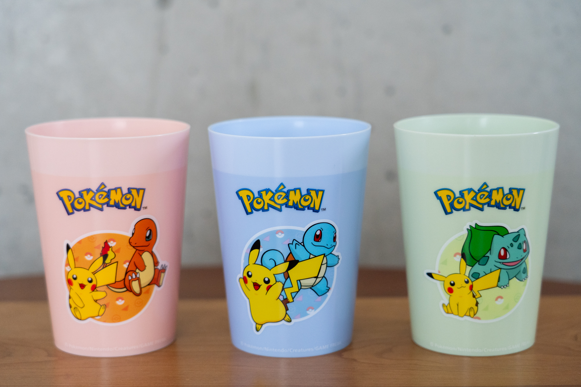 ピカチュウとともにフシギダネ、ヒトカゲ、ゼニガメがデザインされている。冷たい飲み物専用のカップ