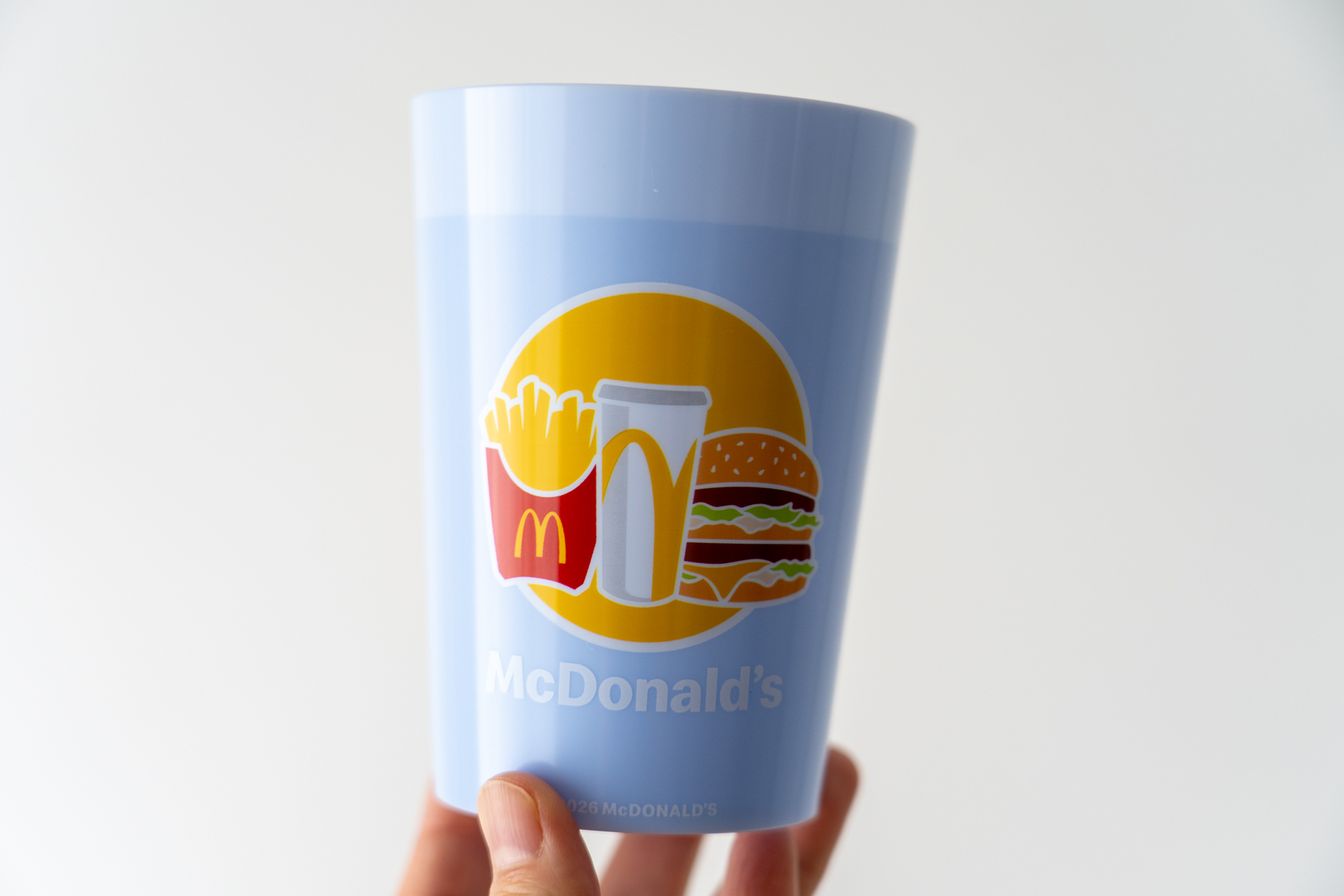 反対側はマクドナルドの人気メニューがアメリカンレトロなイラストで描かれている（全色共通）