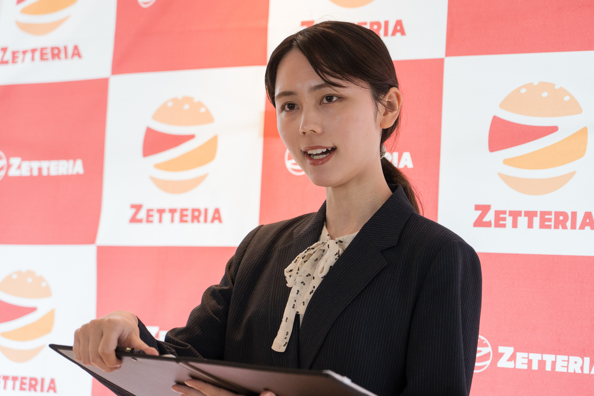 新商品の説明を行なった株式会社ゼンショー日本ダイニングホールディングス 営業企画部 企画室 商品戦略課 主任 長尾美来氏