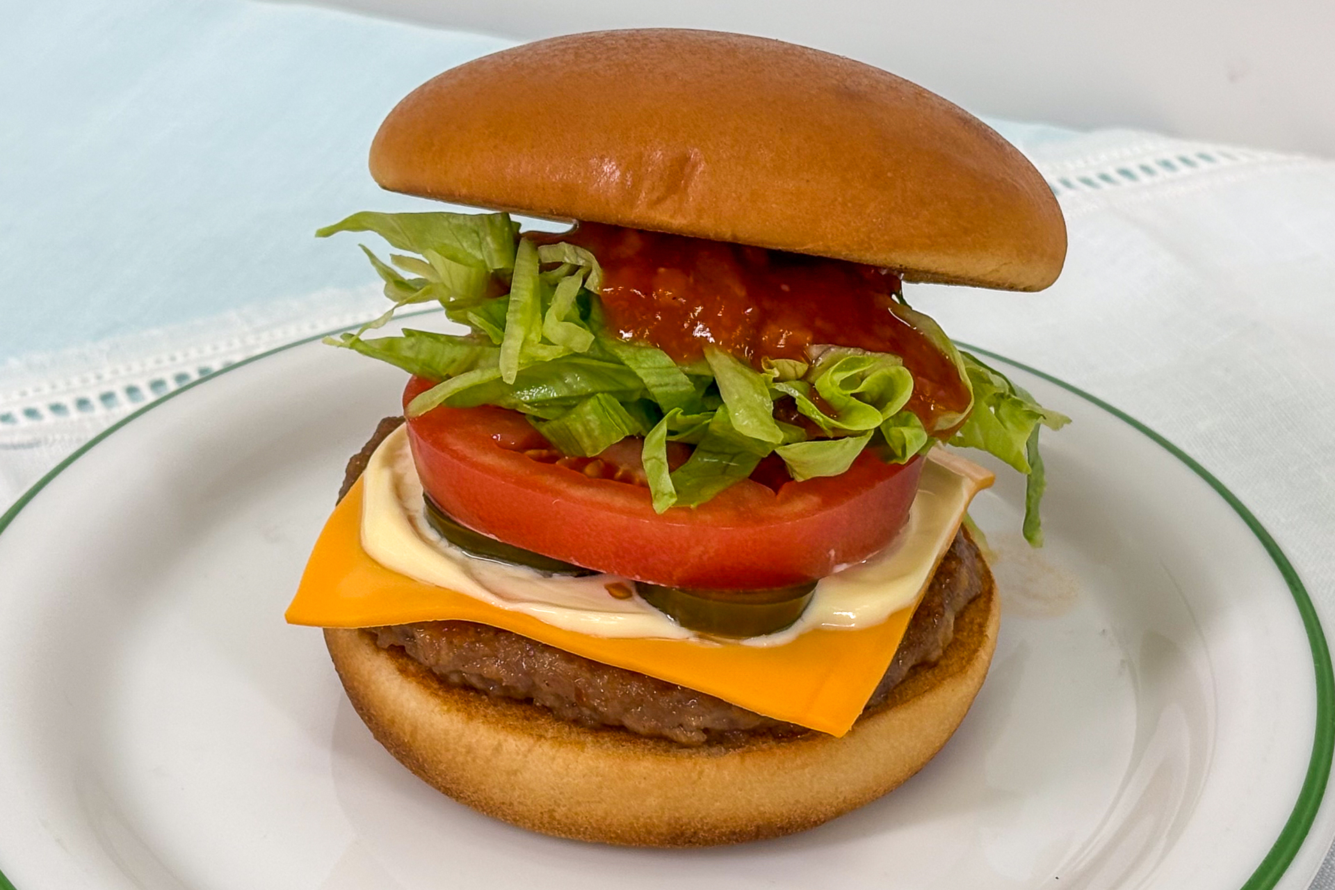 スパイシーモスタコスバーガー。ハラペーニョでピリッとした辛さを加えた