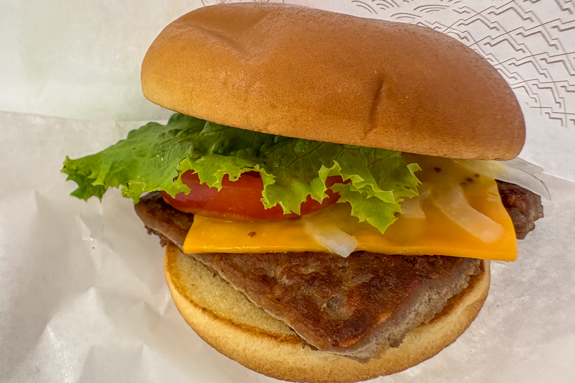 ブラックアンガスバーガー。グリーンリーフやトマトを合わせた