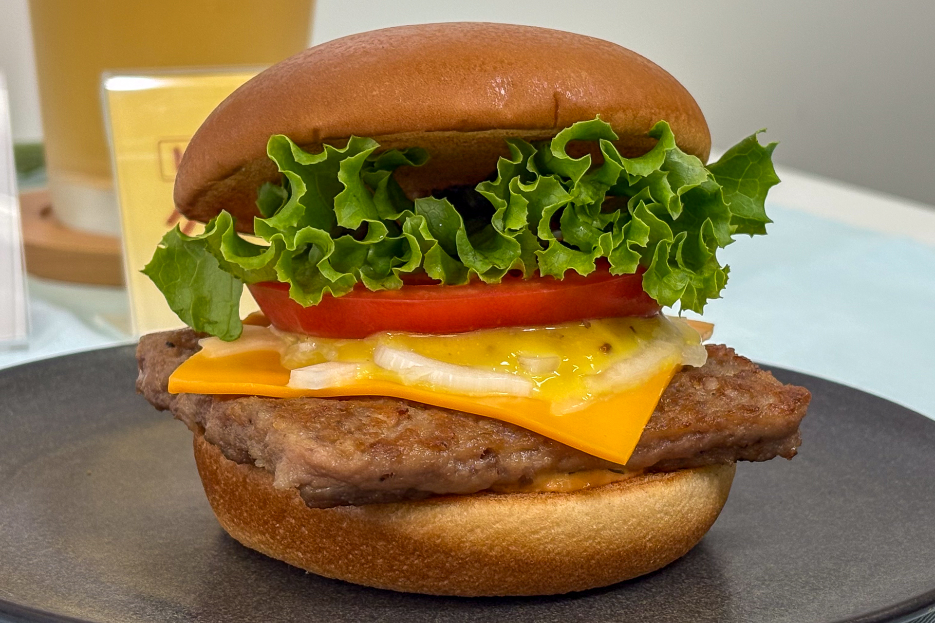 モスバーガー、肉を楽しむ「ブラックアンガスバーガー」