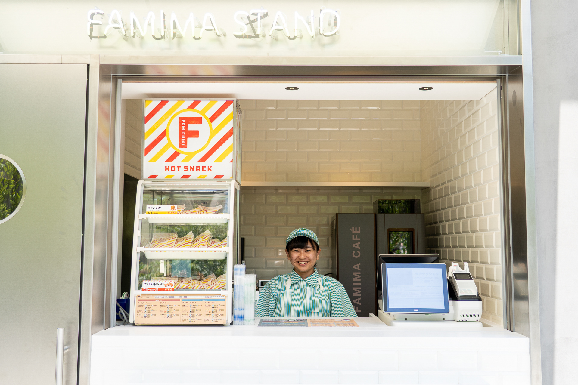 白タイルで統一された「FAMIMA STAND」のカウンター