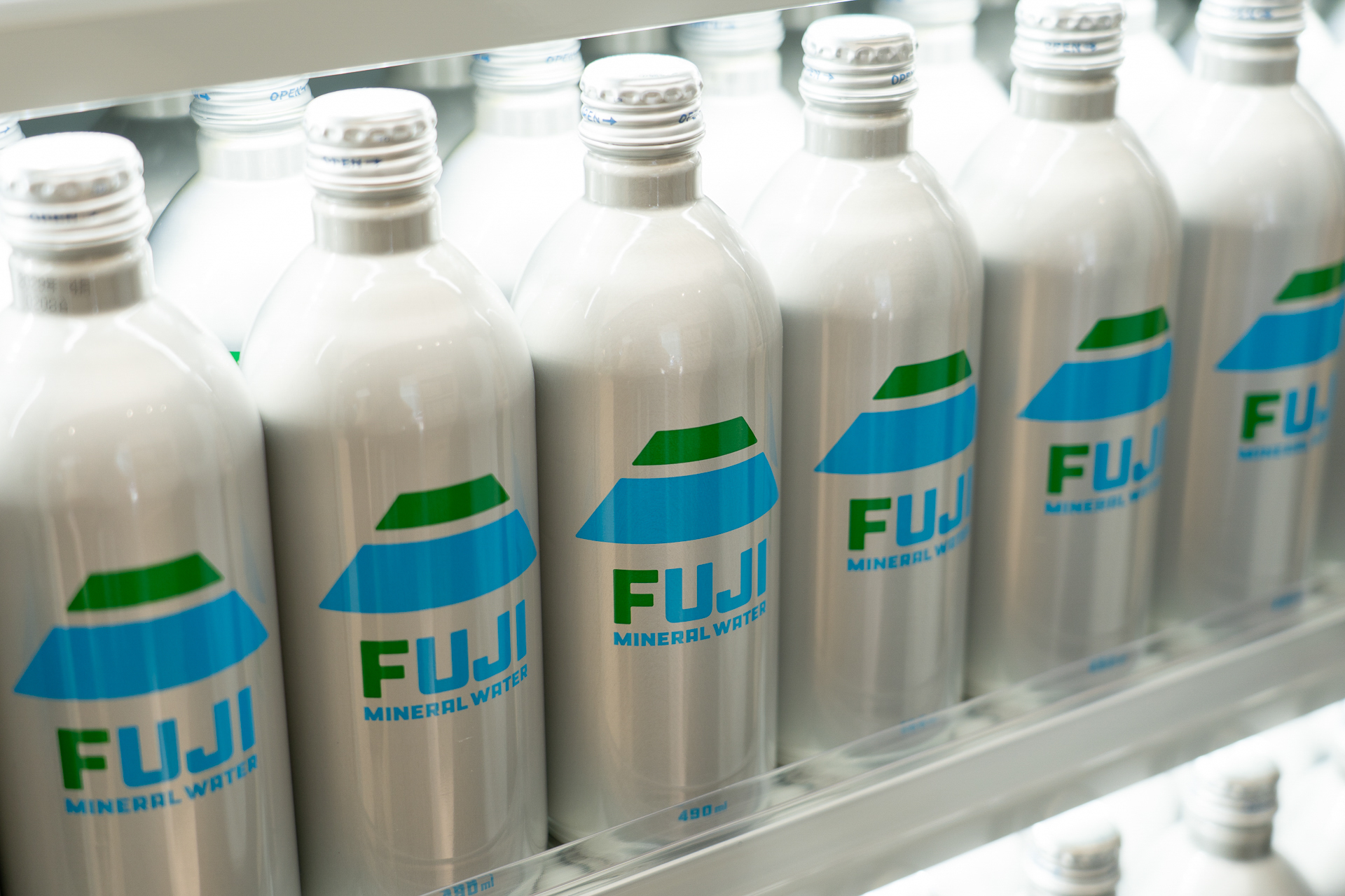 ここでしか買えないNIGO氏デザインの「FAMIMA 富士ミネラルウォーター490mL」は216円