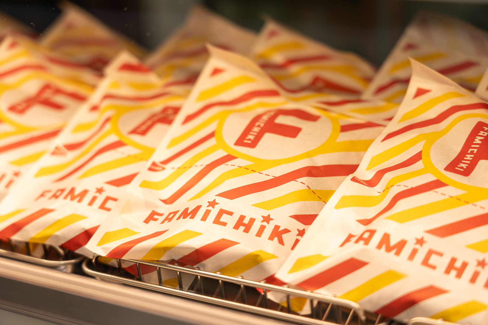 ファミリーマートの代名詞ともいえる「ファミチキ」も、この旗艦店では特別な姿で登場
