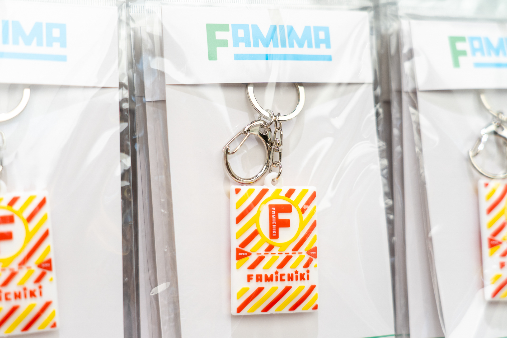 限定ファミチキのパッケージがそのまま可愛いアクリルキーホルダーに（800円）