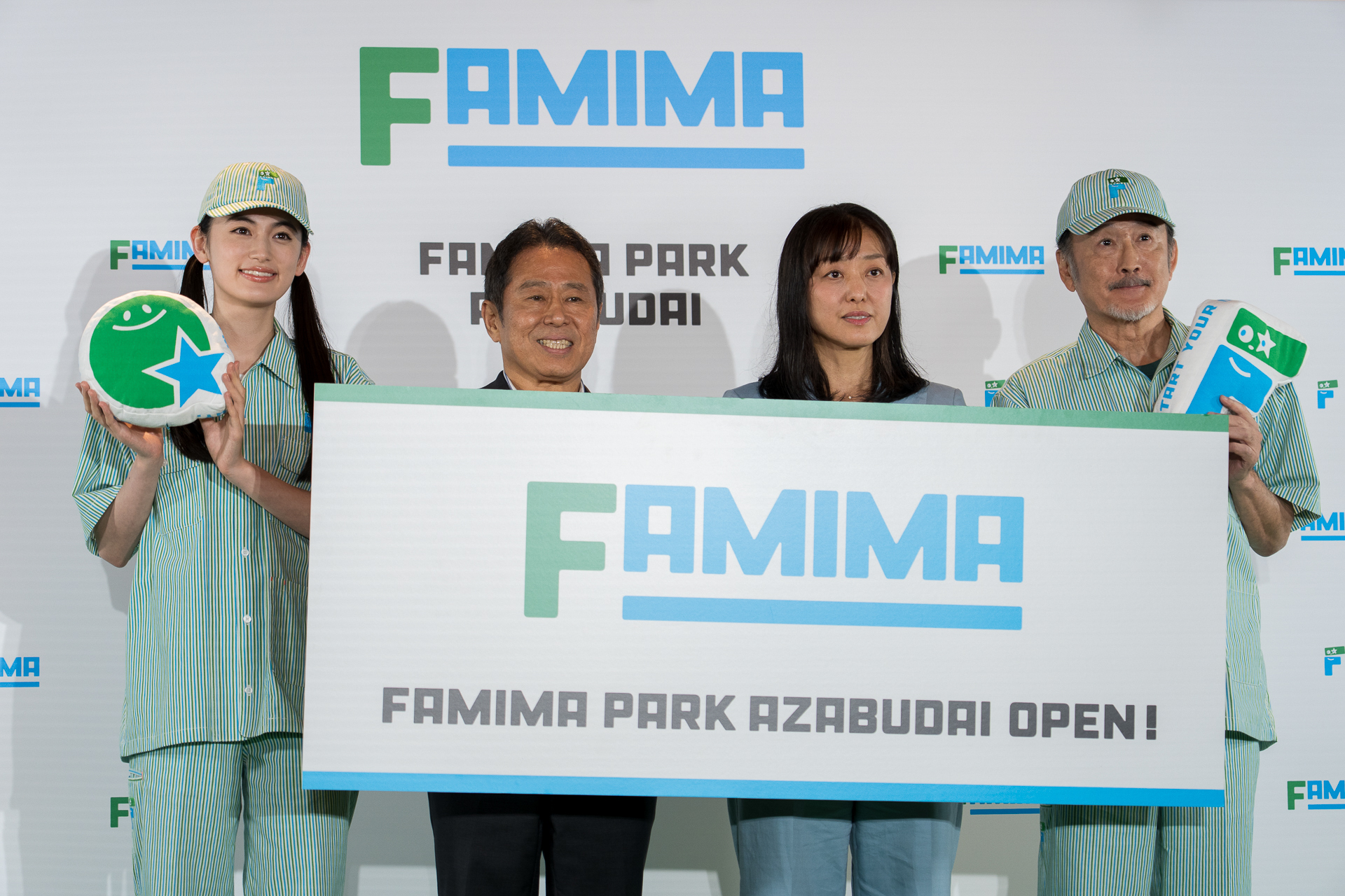発表会の最後に行なわれたフォトセッション。新ユニフォームを着用した八木莉可子さん、吉田鋼太郎さんとともに笑顔を見せる小谷社長と島田本部長