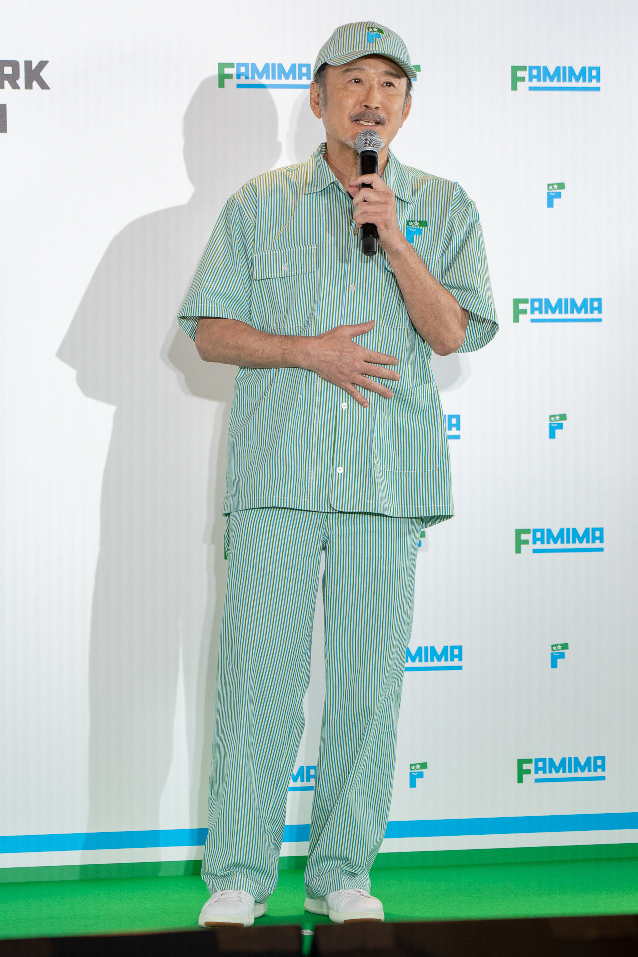 NIGO氏監修の旗艦店オリジナルユニフォーム姿で登場した吉田鋼太郎さんと八木莉可子さん