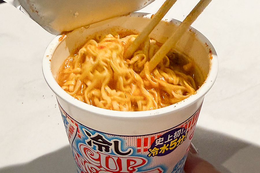 鶏のうまみをベースに、キムチの酸味と辛味をきかせたスープ