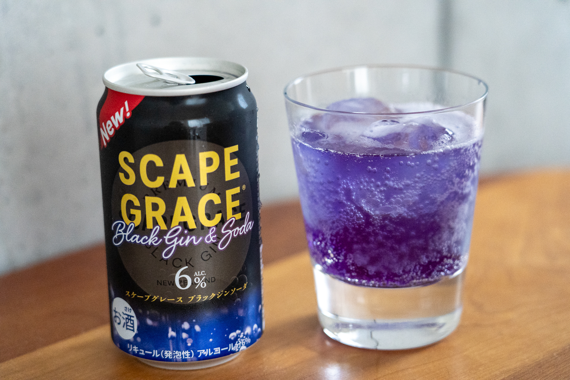 ジンの原液（スピリッツ）を炭酸水で割っている「スケープグレース ブラックジンソーダ」。甘みはありません