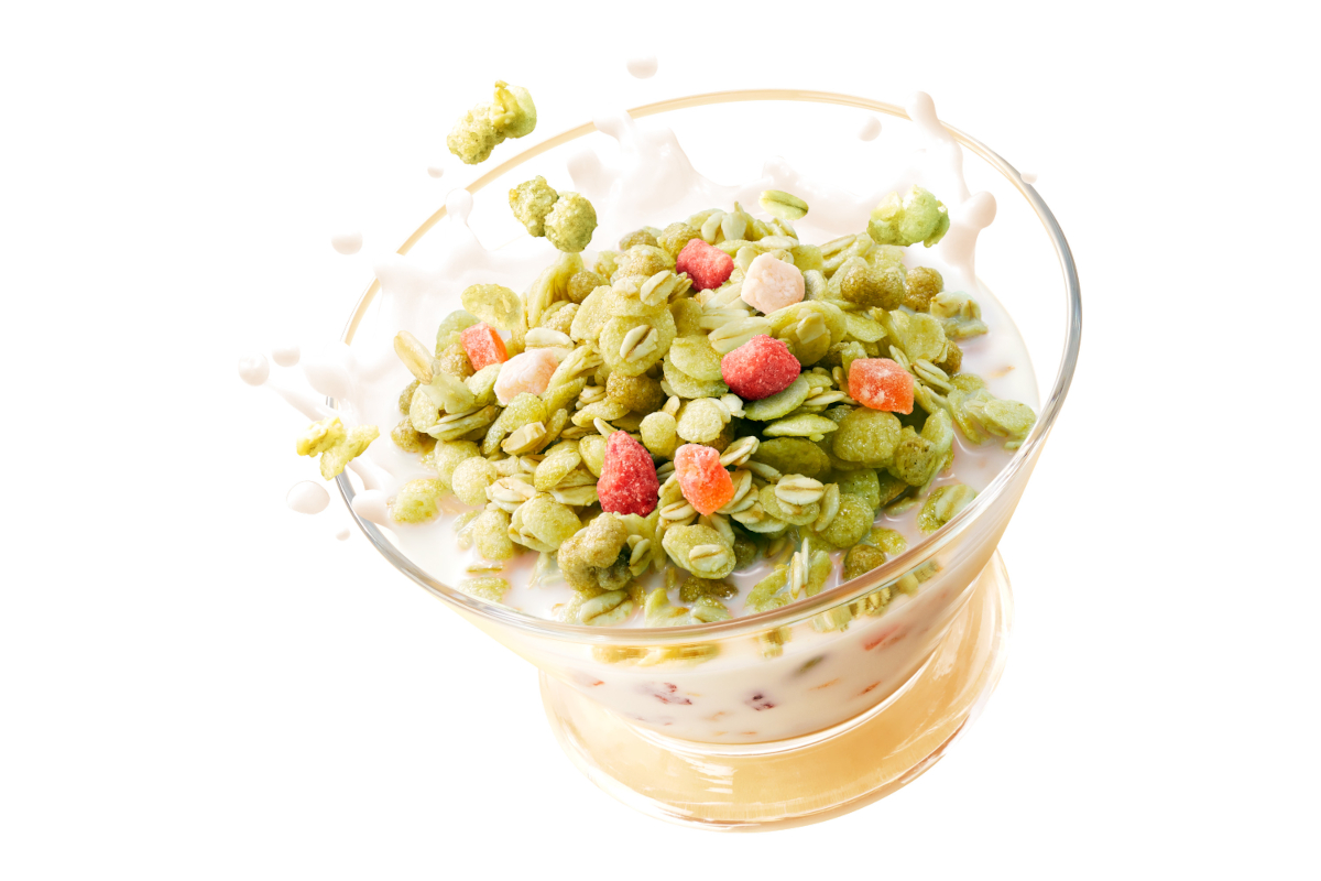 酸味のあるいちごとりんご、甘みのあるパパイヤをトッピング