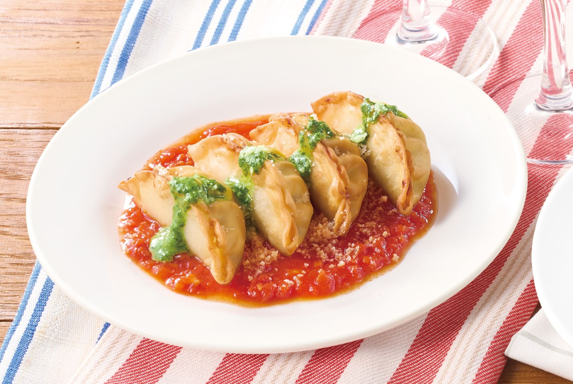 「揚げ餃子のトリコロール」（263円）