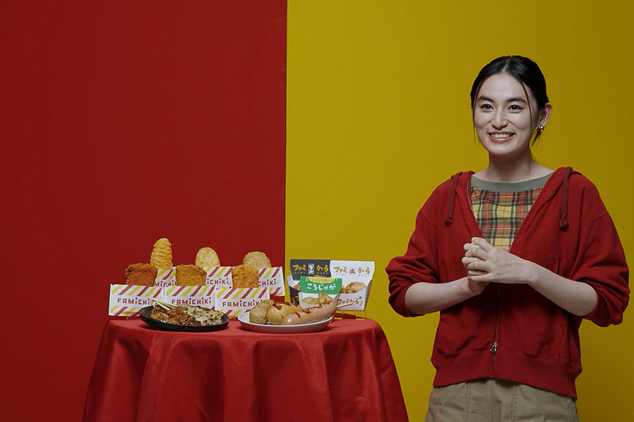 「ファミチキ（ファミマ味）」を実食した八木莉可子さん
