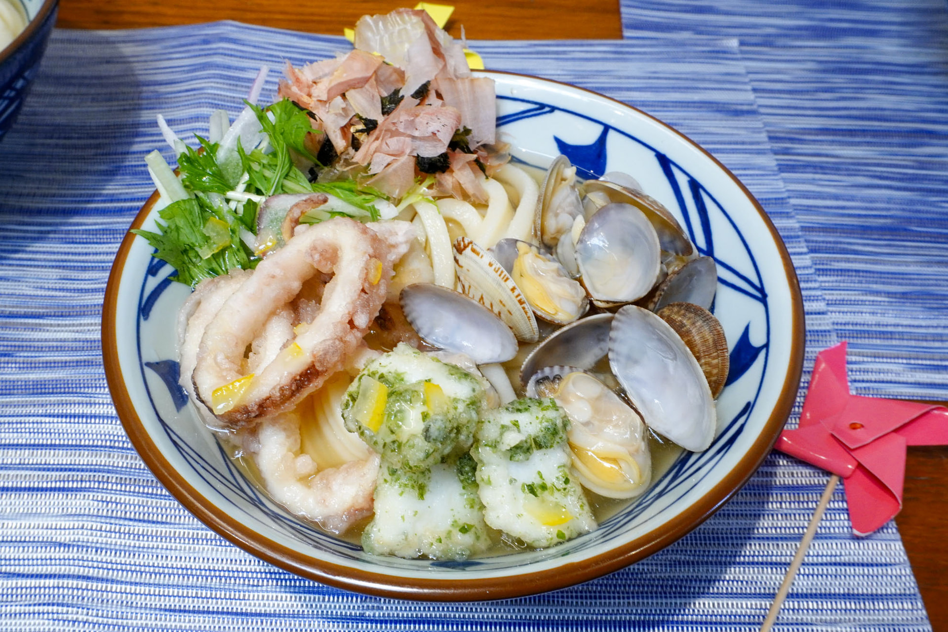 冷たーい山盛り海鮮旨塩うどん
