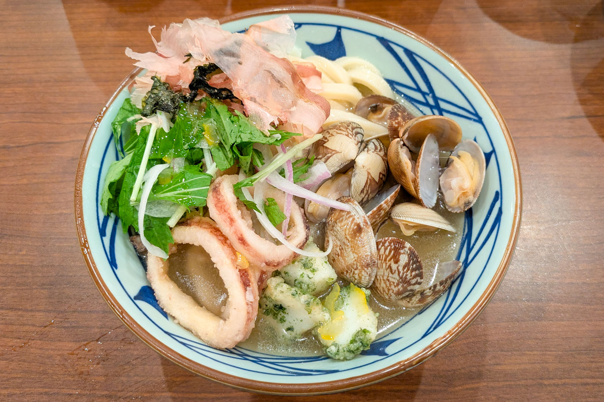 試食で提供された「冷たーい山盛り海鮮旨塩うどん」