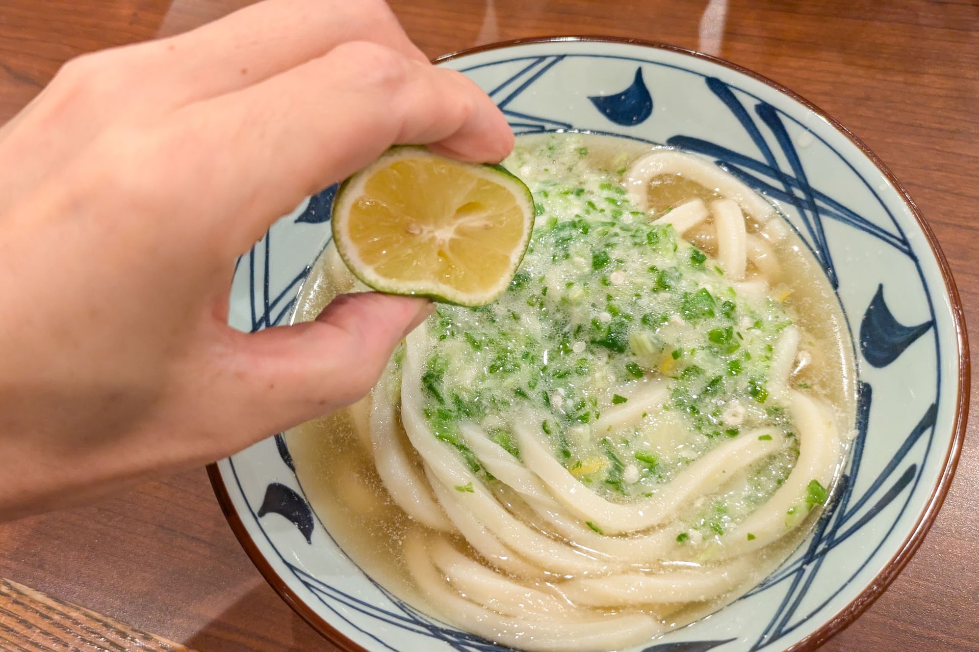すだちを絞るとより爽やかに