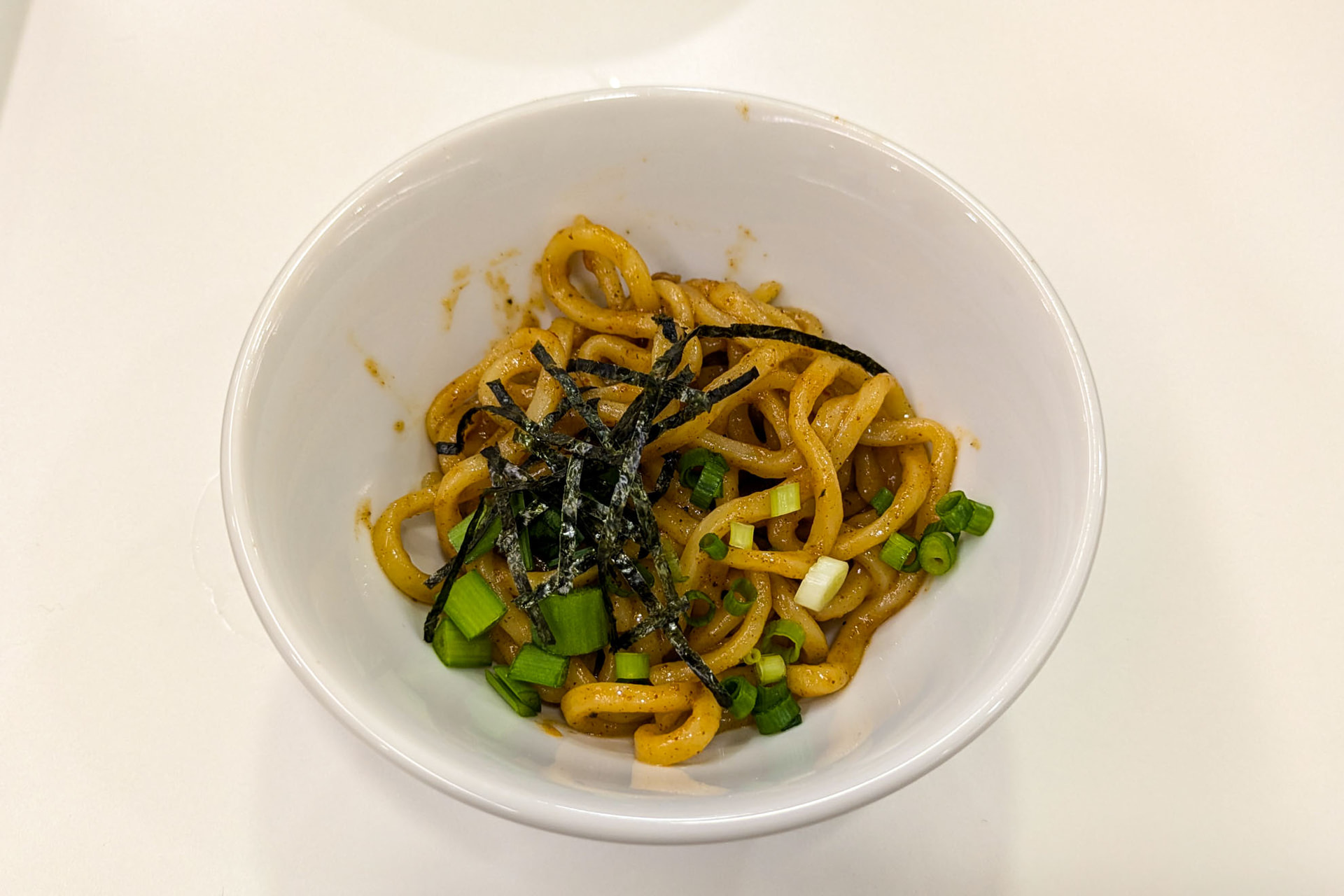 試食で提供された「まぜ麺の達人 台湾まぜそば」の温かい麺（左）と冷やし麺（右）