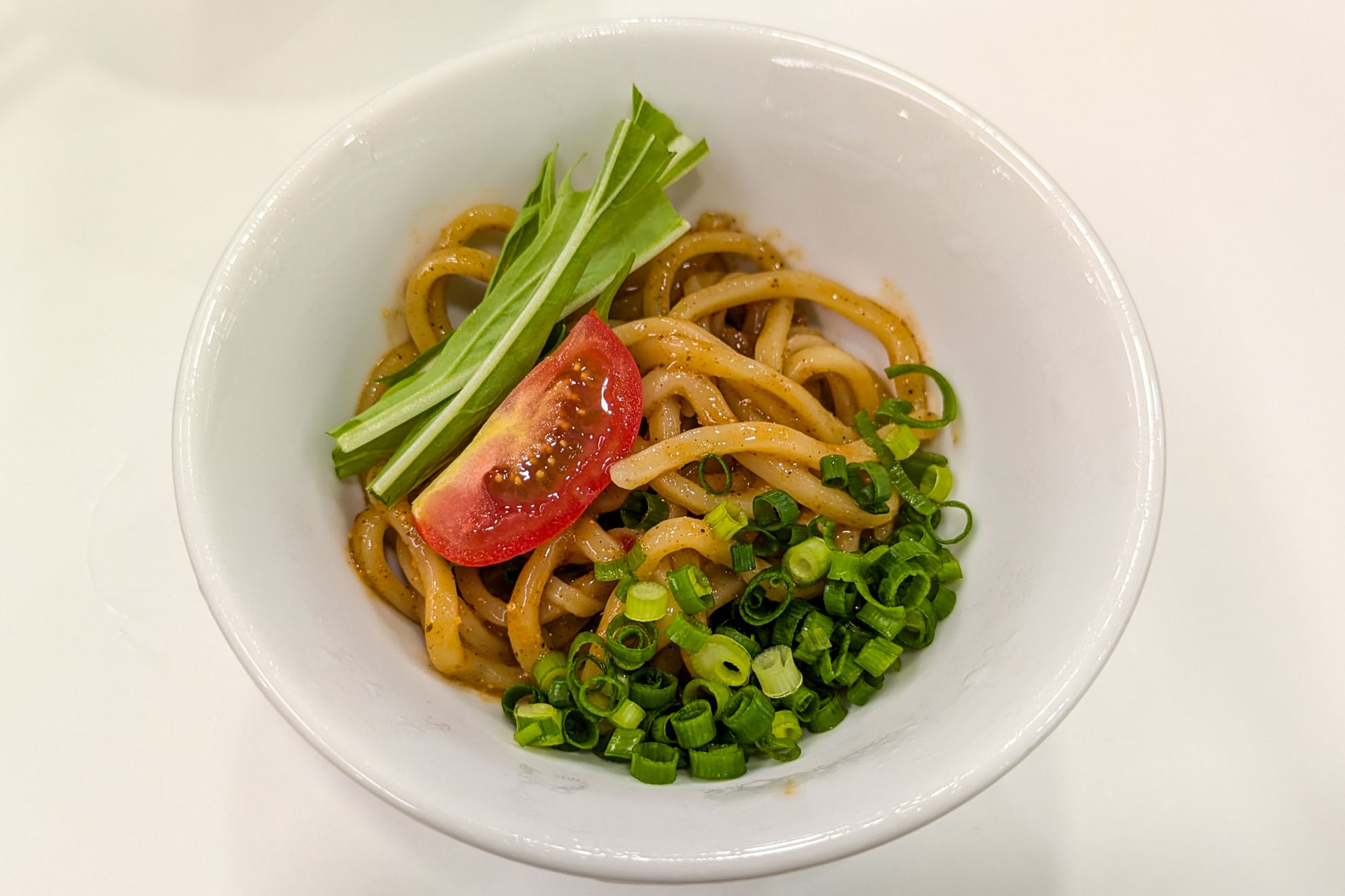 試食で提供された「まぜ麺の達人 台湾まぜそば」の温かい麺（左）と冷やし麺（右）